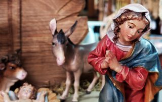 particolare di presepe artigianale in legno dipinto a mano